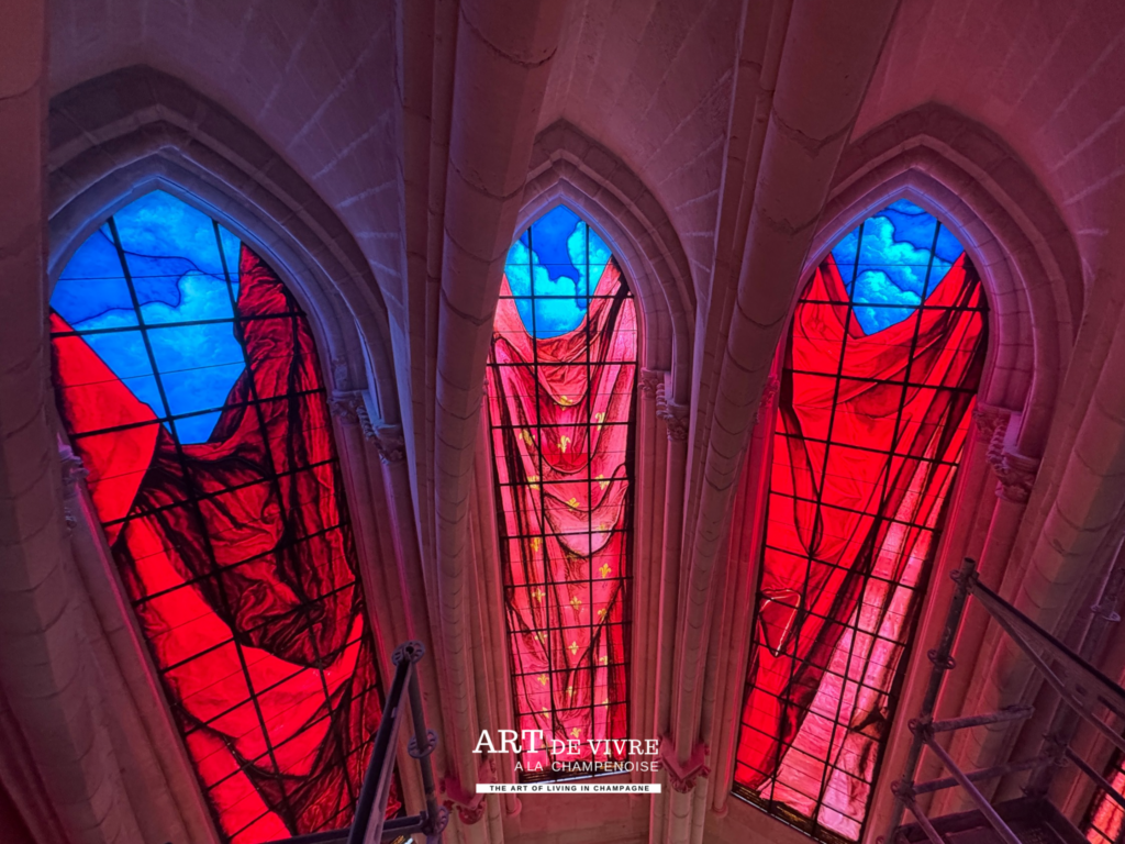 vue des 3 vitraux rénovés chapelle palatine palais du tau reims