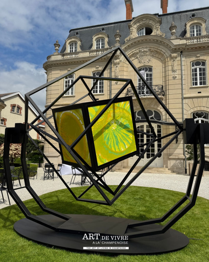 Détail de l’œuvre Infinity Kube mêlant métal et couleurs chez Champagne Jacquart Reims 3