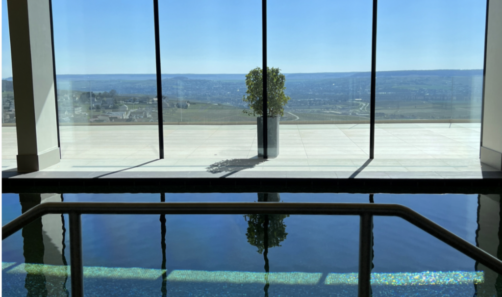 spa luxe Champagne vue vignoble piscine extérieure