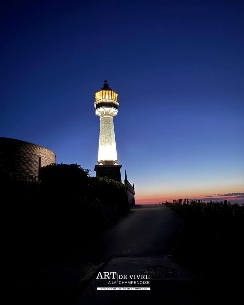 Phare de Verzenay et musée avec horizon de nuit