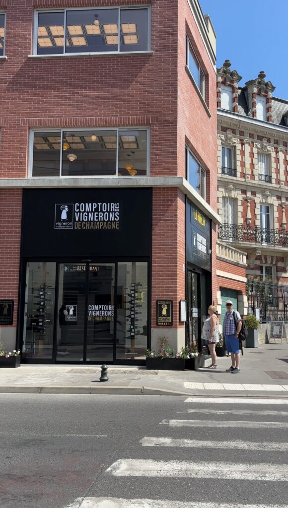 Le Comptoir des Vignerons de Champagne place de la République à Épernay
