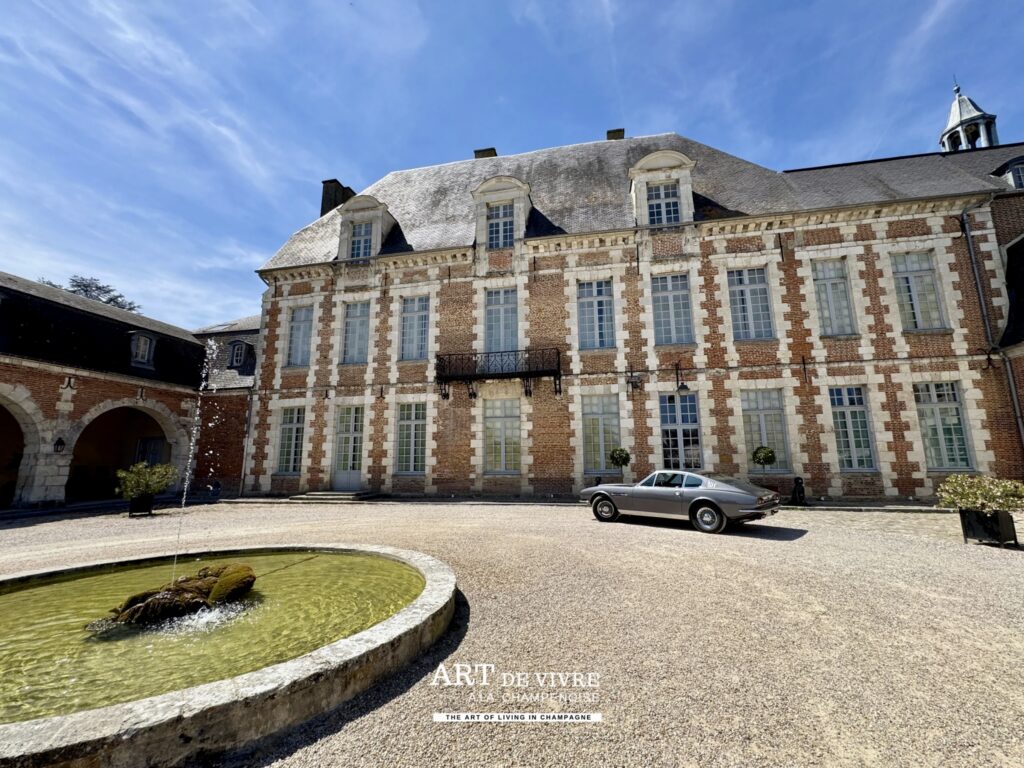 Aston martin devant la Façade historique du Château d’Étoges dans la Marne
