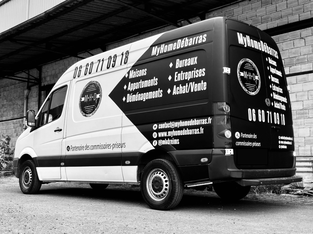 Camion de MyHomeDébarras devant une maison